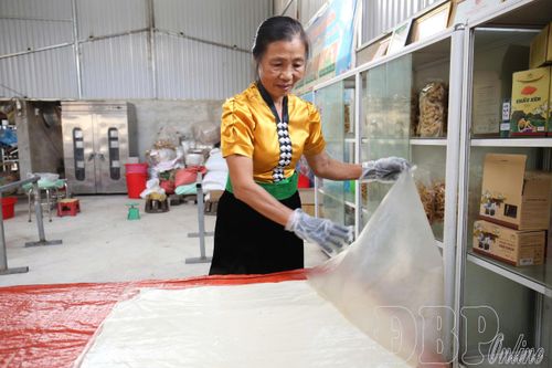 Thành viên HTX Hoa Ban Trắng phường Mường Lay chế biến bánh khẩu xén, chí chọp.