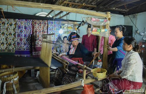 Sản phẩm thổ cẩm của HTX Dệt thổ cẩm Pa Thơm, bản Pa Xa Lào, xã Thanh Yên.