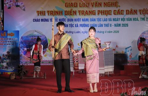 Phần thi trình diễn trang phục dân tộc Lào.