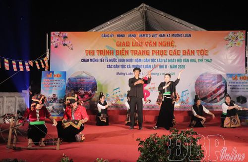 Phần thi trình diễn trang phục dân tộc Thái.