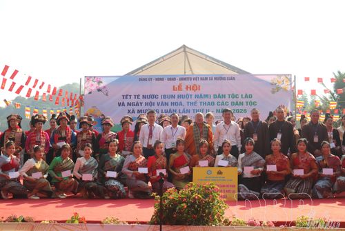 Đại biểu trao các phần quà cho hộ có hoàn cảnh khó khăn trên địa bàn xã Mường Luân.