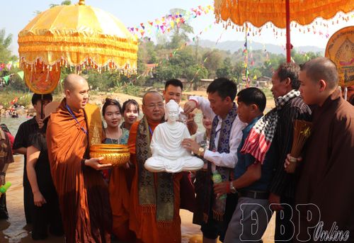 Đại biểu thực hiện nghi thức tắm tượng Phật.