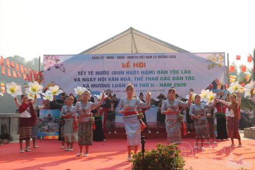 Tiết mục văn nghệ mở màn lễ hội.