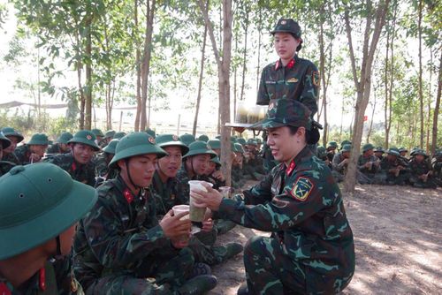 Đến những ly chè mát lòng chiến sĩ.