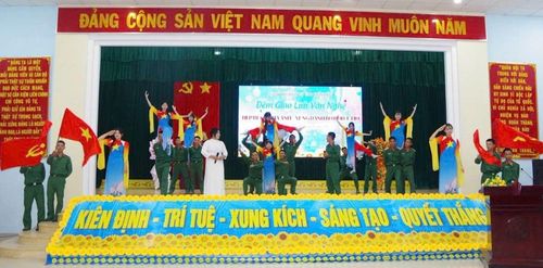 Giao lưu văn nghệ cùng chiến sĩ.