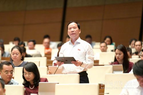 Đại biểu Nguyễn Đặng Ân, Tỉnh ủy viên, Phó Trưởng Đoàn ĐBQH tỉnh phát biểu góp ý dự án Luật Tiếp cận thông tin (sửa đổi) 