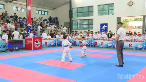 Các trận đấu đối kháng Kumite rất sôi động và thu hút sự chú ý từ khán giả phường Hòa Bình.