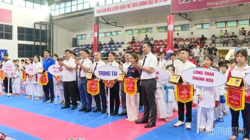 Ban tổ chức tặng cờ lưu niệm cho các đoàn VĐV tham dự.