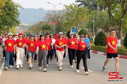 Các VĐV đi bộ hưởng ứng ngày sức khỏe toàn dân