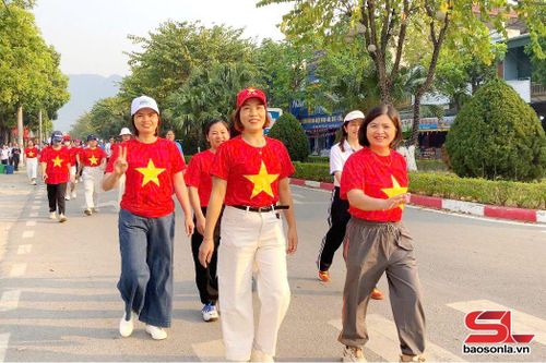 Các VĐV trên đường đi bộ