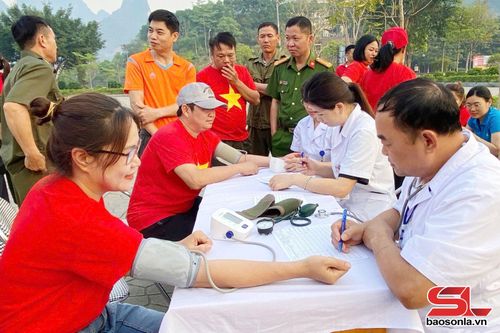 Các y, bác sỹ khám sàng lọc tăng huyết áp