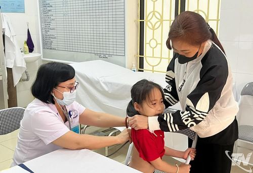 Bác sĩ chuyên khoa II Lý Thị Thục Oanh, Phó Giám đốc Bệnh viện Gang thép, được tăng cường, biệt phái công tác tại Trạm Y tế xã Văn Hán.