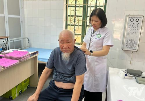 Bác sĩ tăng cường tại Trạm Y tế xã Nam Hòa khám bệnh cho người dân.