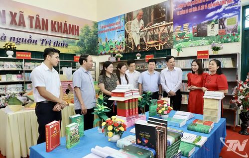 Các đại biểu tham quan thư viện.
