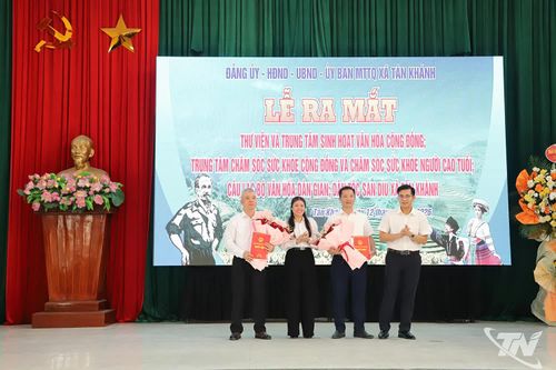 Trao quyết định thành lập 2 trung tâm.