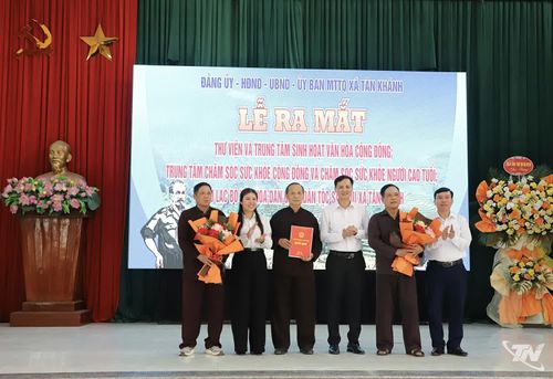 Trao quyết định thành lập Câu lạc bộ Văn hóa dân gian dân tộc Sán Dìu xã Tân Khánh.