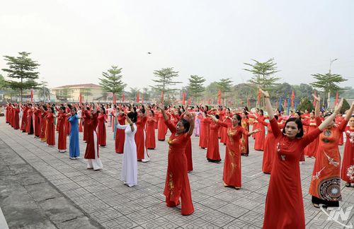 Màn đồng diễn tại Lễ ra mắt.