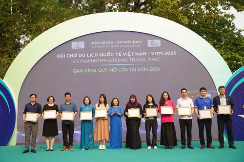 Tặng bằng khen cho các đơn vị có gian hàng quy mô lớn tại VITM 2026