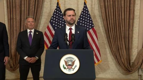 Phó Tổng thống Mỹ JD Vance phát biểu trong cuộc họp báo tại Islamabad, Pakistan, ngày 12/4. Ảnh: CNN