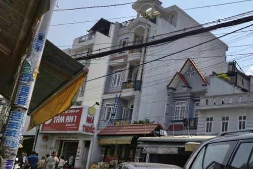 Căn nhà 4 tầng được ngăn phòng cho thuê.