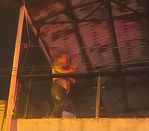 Một cán bộ thuộc Tổ phòng chống tội phạm Công an phường Tân Thới Hiệp có mặt tại hiện trường từ sớm tiếp cận sân thượng cứu cháu bé.