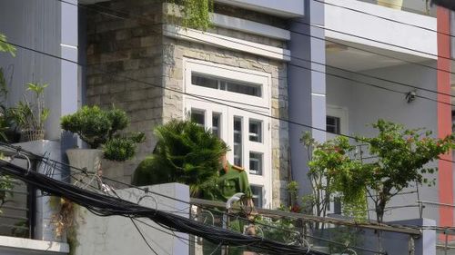 Công an đang khám nghiệm hiện trường.