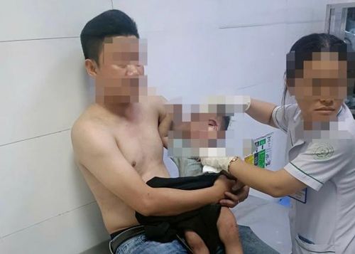 Cháu bé được người này trực tiếp đưa vào bệnh viện cấp cứu.