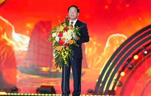 Đồng chí Trịnh Văn Quyết, Ủy viên Bộ Chính trị, Bí thư Trung ương Đảng, Trưởng Ban Tuyên giáo và Dân vận Trung ương phát biểu tại liên hoan.