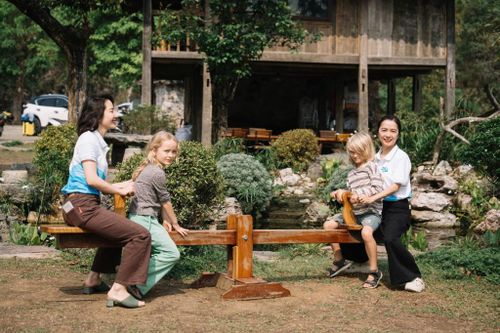 Nhiều người lựa chọn nghỉ dưỡng, thư giãn và vui chơi tại các địa điểm lưu trú dịp cuối tuần.