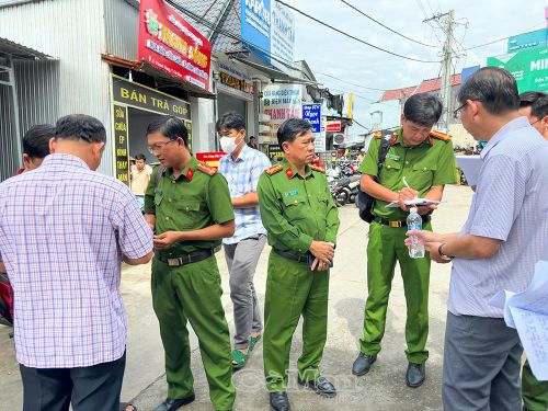  Đại tá Châu Quốc Huy, Phó Giám đốc Công an tỉnh (giữa), trực tiếp chỉ đạo tại hiện trường vụ án mạng đặc biệt nghiêm trọng xảy ra tại ấp Cái Ngay, xã Thanh Tùng.