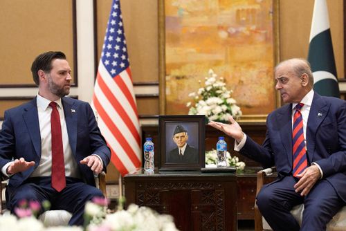 Thủ tướng Pakistan (bên phải) và lần lượt hai trưởng đoàn đàm phán Iran - Mỹ.