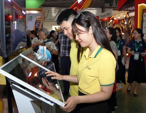 Du khách trải nghiệm, tìm hiểu điểm đến tại VITM 2026.