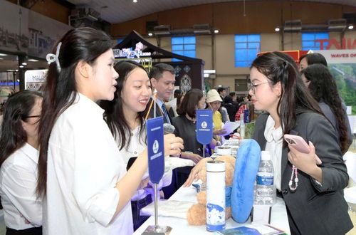 Du khách tìm hiểu các tour du lịch tại VITM 2026.