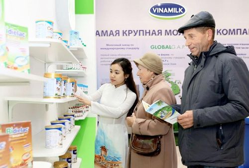 Đại diện Vinamilk giới thiệu các sản phẩm sữa đến người tiêu dùng Nga. Ảnh: VNM