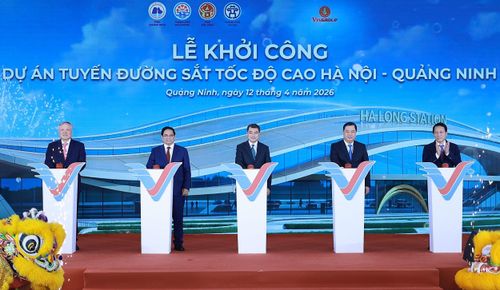 Các đại biểu thực hiện nghi lễ khởi công. Ảnh: Lương Ninh Giang