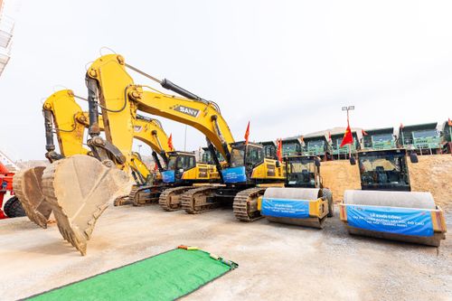 Nhà thầu huy động máy móc thi công ngay từ những ngày đầu. Ảnh: Lương Ninh Giang