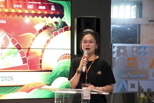 Trao đổi về quá trình thực hiện, Trưởng ban tổ chức triển lãm Bùi Nhật Hoa cho biết: “Ý tưởng triển lãm xuất phát từ mong muốn kể lại câu chuyện làng nghề theo cách gần gũi hơn với người trẻ. Chúng tôi không muốn dừng lại ở việc trưng bày, mà muốn người tham gia có thể trực tiếp chạm vào văn hóa, từ đó hiểu và gắn bó hơn với những giá trị truyền thống”.