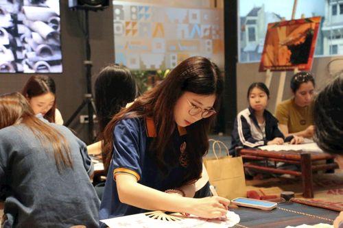 Bạn Hương Giang (sinh viên năm 2, Trường Khoa học Liên ngành và Nghệ thuật, Đại học Quốc gia Hà Nội) chia sẻ: “Ngày nay, quạt điện trở nên phổ biến, quạt giấy dần bị mai một. Khi đến đây và trực tiếp tham quan và trải nghiệm làm quạt, tôi hiểu hơn về những câu chuyện phía sau và thêm yêu giá trị văn hóa và truyền thống của chiếc quạt xưa mang lại”.