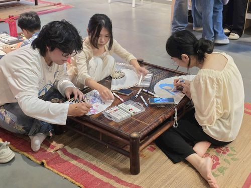 Qua các hoạt động trưng bày và trải nghiệm tại triển lãm “Phất Quạt Họa Văn”, chiếc quạt giấy vẫn giữ sức sống bền bỉ qua bao thăng trầm, vừa lưu giữ giá trị truyền thống, vừa hiện diện gần gũi trong đời sống hôm nay. Đây cũng là cách "đánh thức" giá trị văn hóa làng nghề tiếp cận gần hơn với công chúng Thủ đô và du khách.