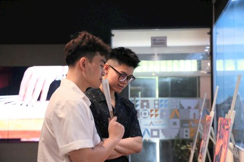 Không gian trưng bày được chia thành nhiều trạm theo mạch kể xuyên suốt. Tại trạm “Khởi tích nan tre”, các hình ảnh trưng bày giúp khách tham quan hình dung những công đoạn đầu tiên của nghề, từ xử lý nguyên liệu đến tạo hình khung quạt.