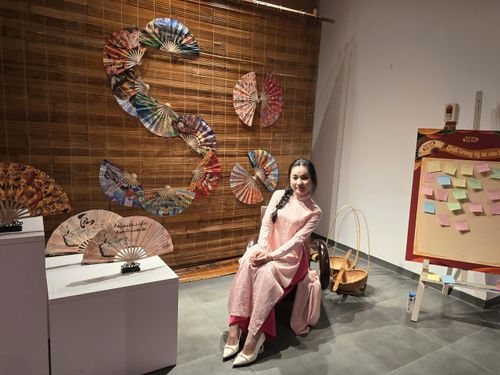 Trạm “Vọng hương sắc quạt” tái hiện đời sống văn hóa gắn với quạt giấy qua không gian nhà cổ, nghệ thuật sân khấu và các hoạt động tương tác.