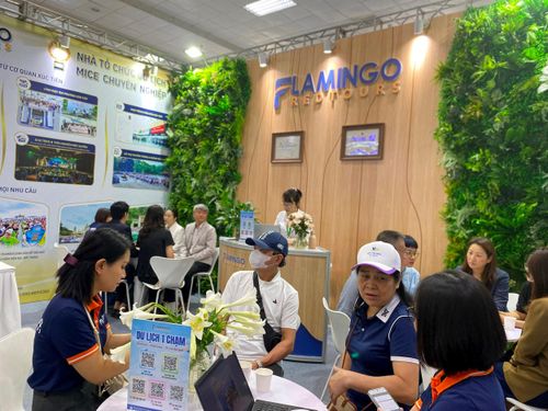 Lượng khách đến hội chợ tìm hiểu tour khá đông. Ảnh: H.L