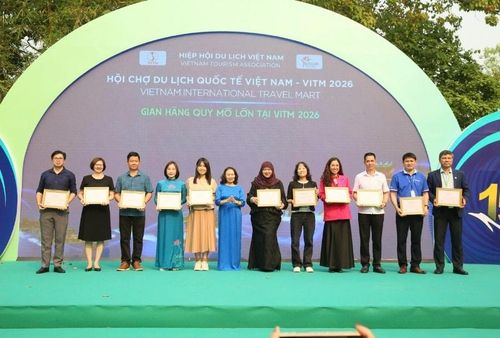 Các doanh nghiệp được vinh danh tại VITM 2026. Ảnh: H.L