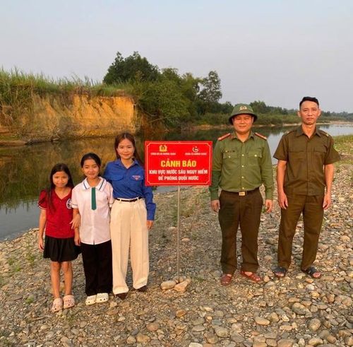 Các cơ sở Đoàn thanh niên tại địa phương cũng triển khai nhiều giải pháp phòng ngừa từ sớm, từ xa. Nhiều khu vực tiềm ẩn nguy cơ cao xảy ra đuối nước như ao, hồ, sông, suối, đập nước… đã được khảo sát và cắm biển cảnh báo nguy hiểm. Đồng thời, các đội thanh niên tình nguyện cũng tổ chức ra quân phát quang bụi rậm, dọn dẹp khu vực ven sông, lắp đặt rào chắn ở những điểm nguy hiểm, góp phần giảm thiểu rủi ro cho người dân, đặc biệt là trẻ em.
