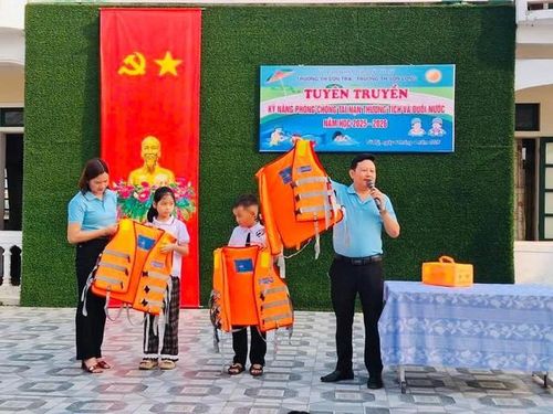 Thông qua sinh hoạt dưới cờ, giờ hoạt động Đội, sân khấu hóa, trò chơi tình huống và các cuộc thi tìm hiểu kiến thức, học sinh được tiếp cận nội dung một cách sinh động, hiệu quả.