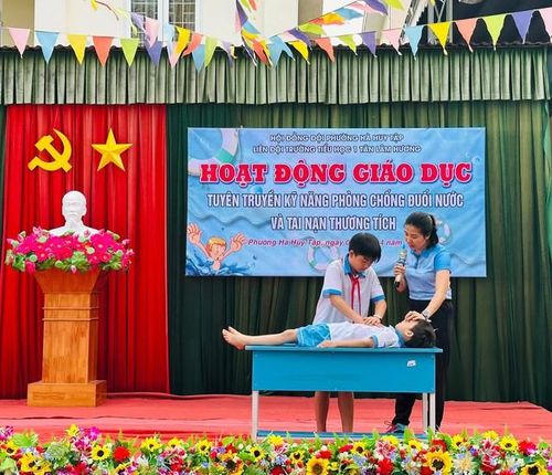 Không chỉ dừng lại ở một buổi tuyên truyền, thời gian qua, các Liên đội trên địa bàn tỉnh Hà Tĩnh tích cực triển khai nhiều hoạt động thiết thực nhằm trang bị kỹ năng phòng, chống đuối nước cho thiếu nhi.