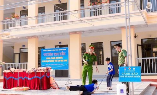 Đặc biệt, phần thực hành trực quan giúp học sinh dễ hiểu, dễ nhớ với nhiều phương tiện cứu hộ quen thuộc như áo phao, phao cứu sinh, dây thừng, gậy tre hay các vật dụng đơn giản như can nhựa. Các em được hướng dẫn cách tận dụng vật dụng sẵn có để hỗ trợ cứu người bị nạn, đồng thời đảm bảo an toàn cho bản thân.