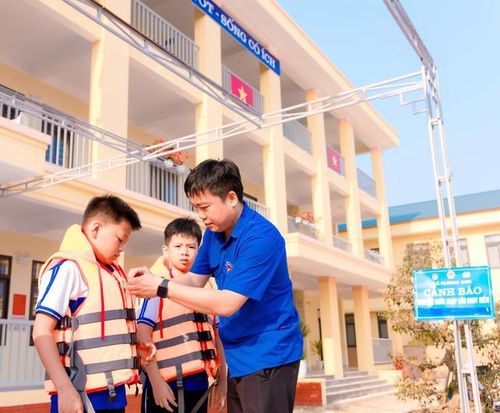Trong bối cảnh thời tiết chuyển mùa, nguy cơ tai nạn đuối nước ở trẻ em có xu hướng gia tăng, hoạt động thu hút sự tham gia đông đảo của cán bộ, giáo viên và học sinh.