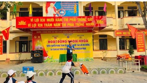 Những kỹ năng này không chỉ giúp các em biết cách hỗ trợ người gặp nạn mà còn đảm bảo an toàn cho chính bản thân trong quá trình cứu hộ.