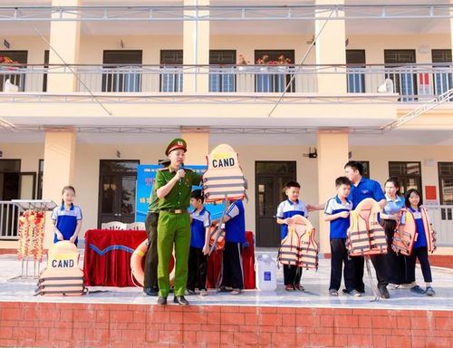 Tại buổi tuyên truyền, Công an xã cung cấp những kiến thức cơ bản về an toàn sông nước, nhận diện khu vực nguy hiểm và cách xử lý khi gặp tình huống khẩn cấp.